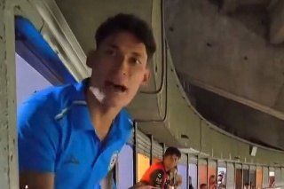 Jugador de Cruz Azul se pelea con aficionado: 'Me pelas la v....' (VIDEO)