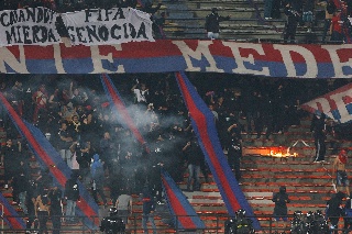 Fans prenden fuego en pleno estadio y cancelan juego de la Copa Libertadores (VIDEO)