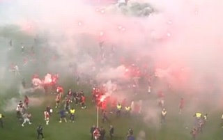 ¡Caos total! Aficionados invaden la cancha con bengalas y desatan batalla campal en pleno clásico (VIDEO)