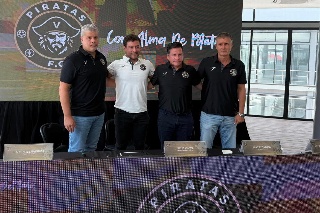 Piratas FC presenta a su director técnico