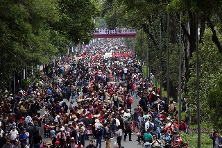 Manifestantes de la CNTE marchan rumbo al Estadio Azteca previo al Mundial 2026
