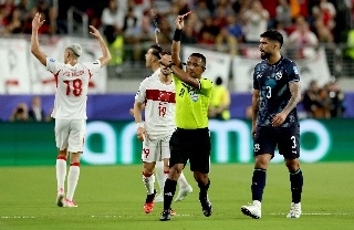 Árbitro estrena polémica nueva regla y expulsa a jugador en pleno Mundial (VIDEO)