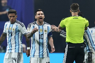 'Le llevan a Messi a su árbitro favorito': Prensa inglesa explota previo a enfrentar a Argentina