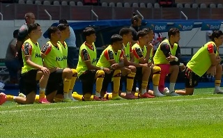 Leones Negros protesta por el regreso del ascenso y descenso en pleno partido ante Piratas FC
