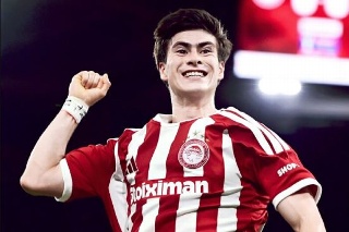 'Hormiga' González anota su primer doblete en Europa y el Olympiacos gana