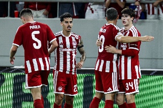 Con sazón mexicano, Olympiacos gana en su debut en la Europa League 