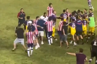 Chivas y América se enfrentan en la 'talacha' y terminan en tremenda pelea campal (VIDEO)