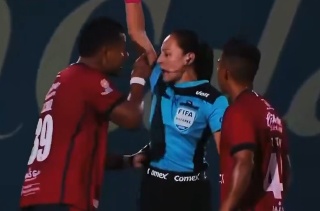 Veracruzano se disculpa tras agredir a árbitra (VIDEO)