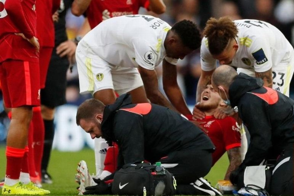 Jugador de Liverpool sufre escalofriante fractura (VIDEO)