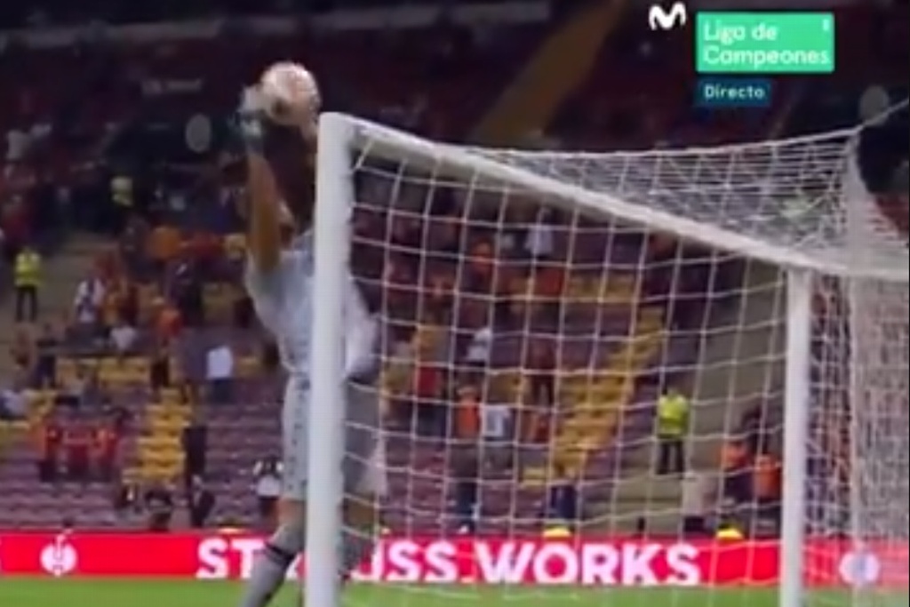 Increíble autogol del portero en la Europa League (VIDEO)