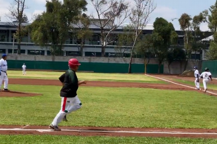 AMLO se desgarra jugando beisbol (VIDEO)