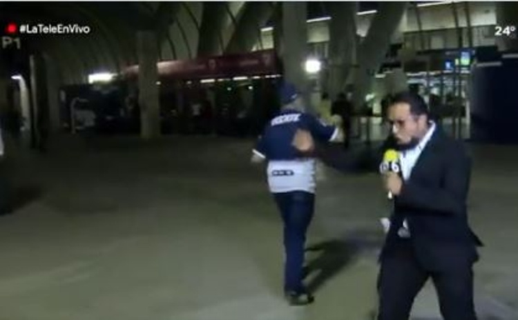 Reportero pierde el control con gol de Rayados (VIDEO)