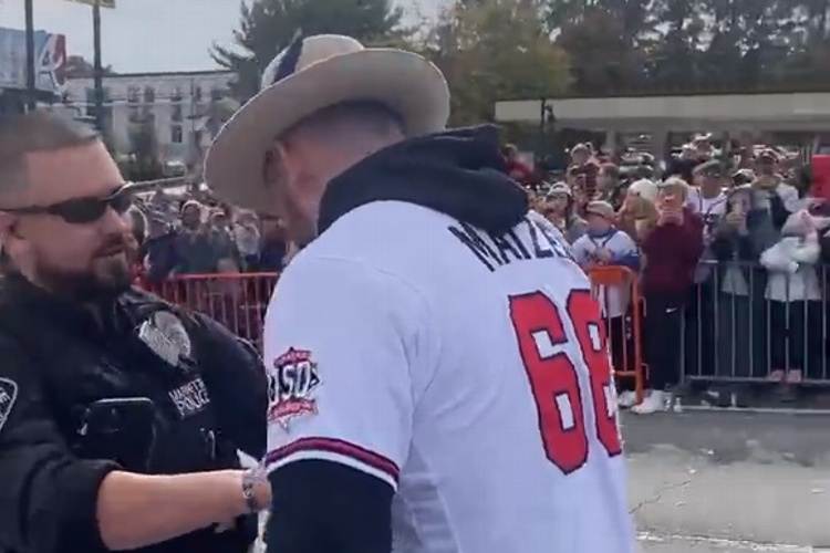 Intentan arrestar a pitcher de los Braves en pleno festejo (VIDEO)