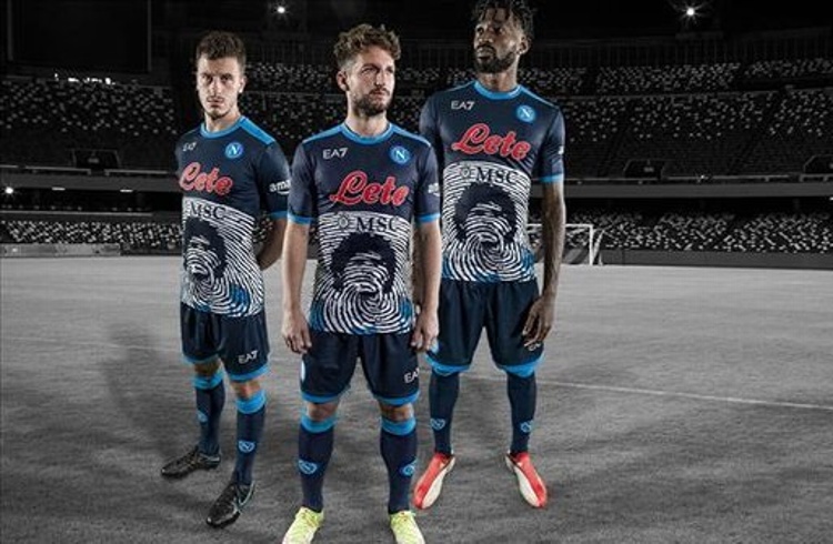 Napoli presenta uniforme en honor a Maradona