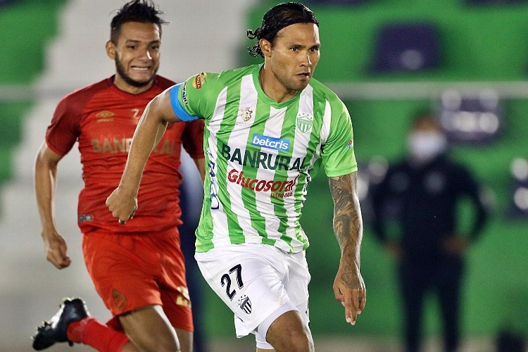 'Gullit' Peña dispuesto a retirarse en Guatemala