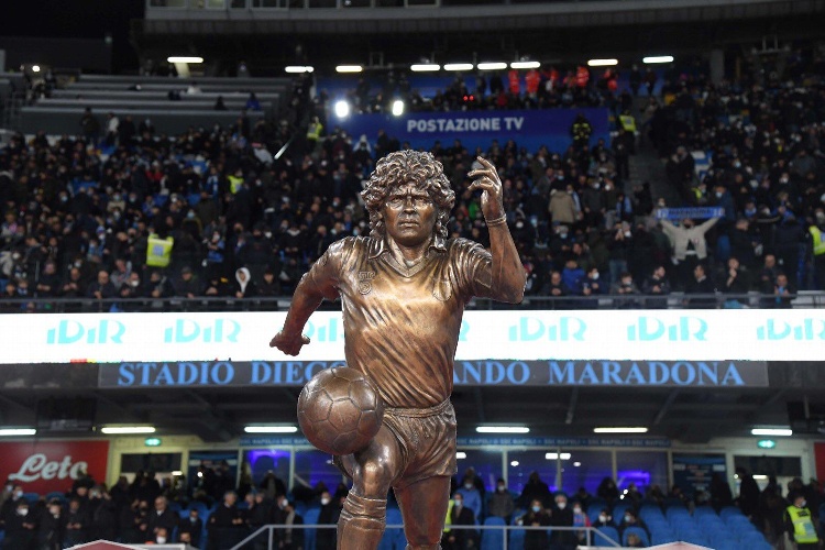 Develan estatua de Maradona con monumental homenaje en Napoli