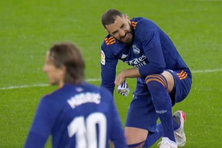 Benzema se lesiona y alarma al Madrid