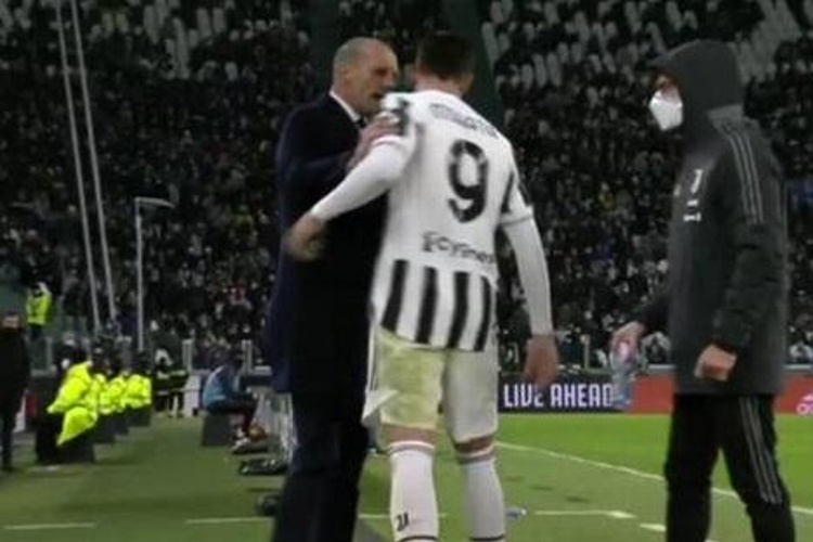 Álvaro Morata se encara con DT de Juventus tras salir de cambio (VIDEO)