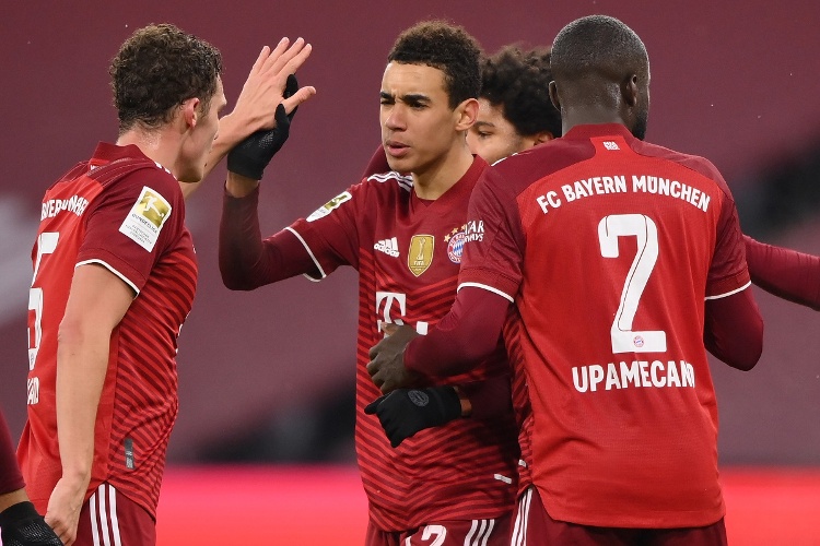 Bayern Múnich remonta y lidera la Bundesliga 