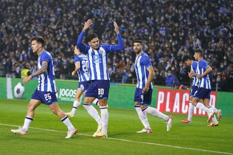 Porto se olvida de 'Tecatito', golea y avanza en la Copa 
