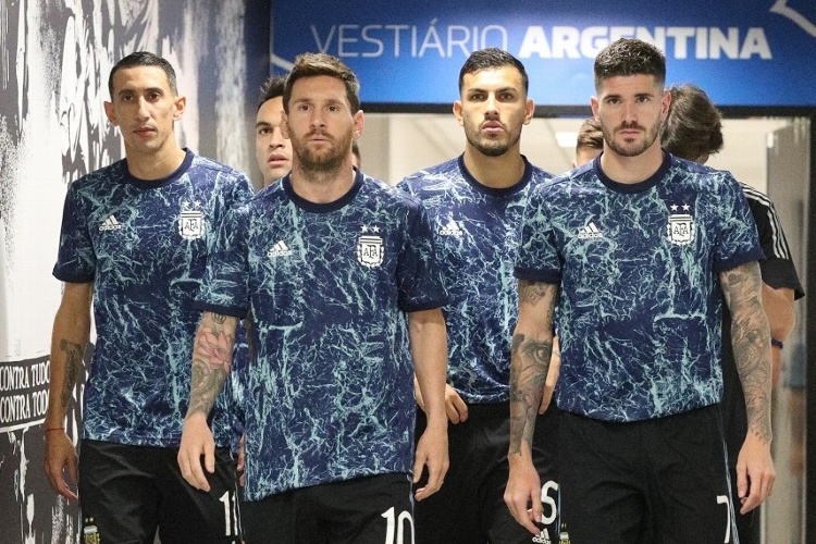 Messi reaparece en Argentina y visita impresionante mural en su honor