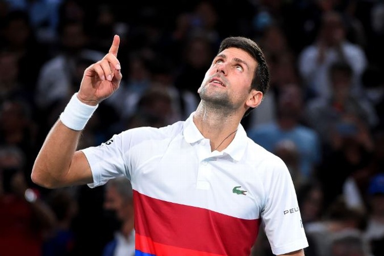 Djokovic se retira de torneo y es duda para Australia