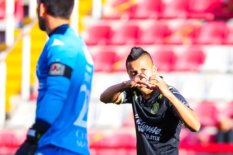 Roberto Alvarado debuta con gol en Chivas (VIDEO)