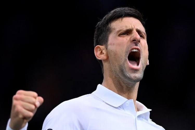 Explotan contra Djokovic por jugar sin vacuna
