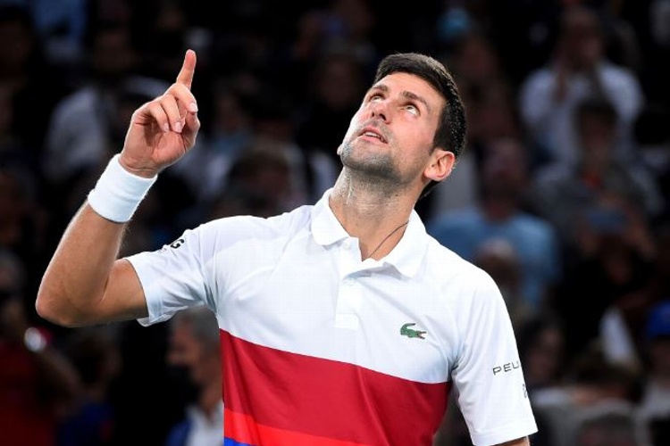 Djokovic entrena en Australia pero aun se complica su estadía