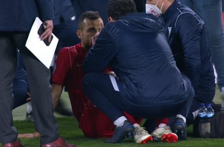 Jugador de Sevilla termina en el hospital tras ser agredido con un palo