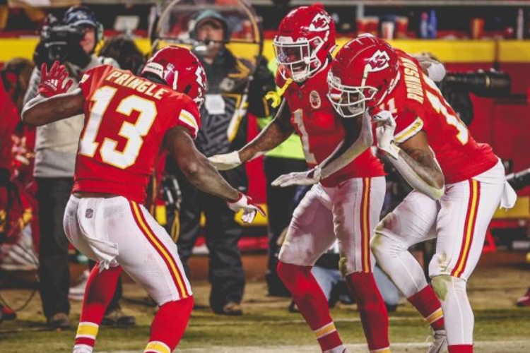 Chiefs aplastan a los Steelers y caminan en NFL