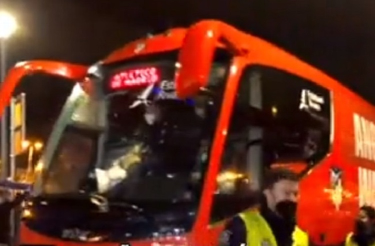 Apedrean y rompen vidrios a autobús del Atlético de Madrid (VIDEO)