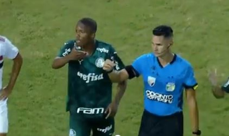 Afición invade campo con chuchillo en mano (VIDEO)