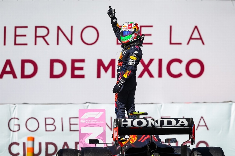 ¡Feliz cumple 'Checo'! Así festejó con Red Bull (VIDEO)