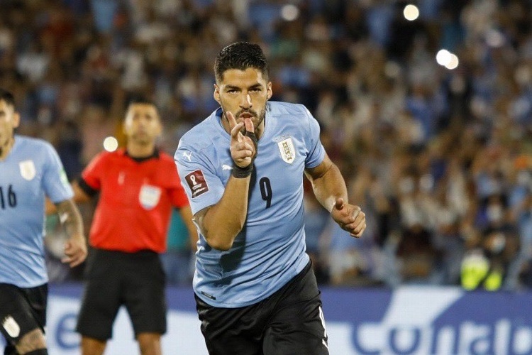 Uruguay aplasta a Venezuela y se encamina al Mundial