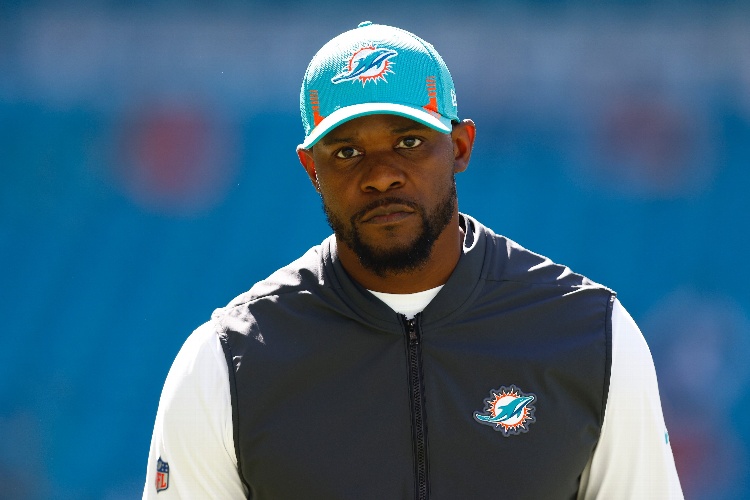Ex entrenador de los Delfines demanda a la NFL