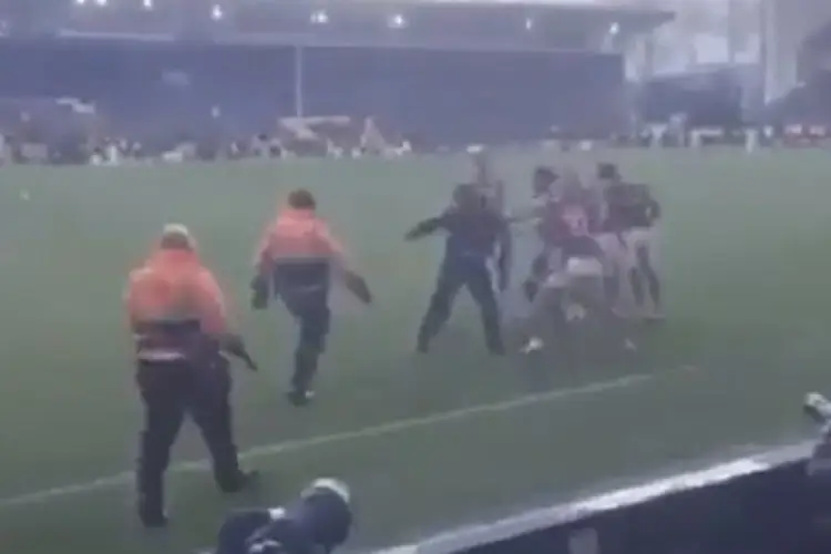 Fan del Leicester ingresa al campo y golpea a jugadores (VIDEO)