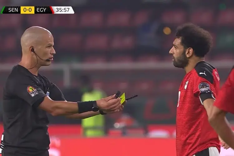 Árbitro se enoja con Salah y le da sus tarjetas y silbato (VIDEO)