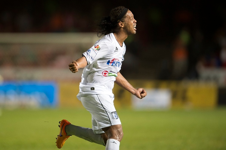 Último gol en la carrera de Ronaldinho fue para eliminar al Tiburón (VIDEO)
