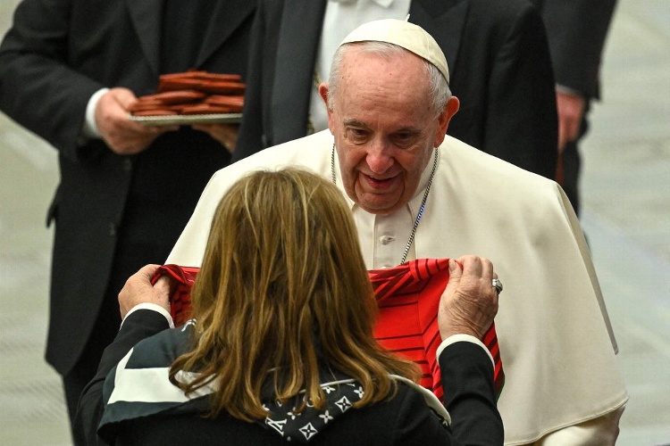 Regalan playera de Cristiano al Papa, su reacción lo es todo (FOTO+VIDEO)