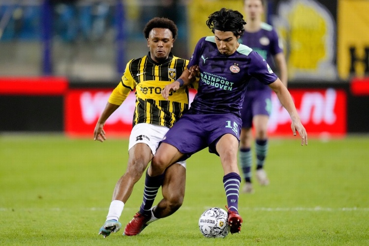 'Guti' y el PSV humillan a su rival para seguir en la pelea por el título
