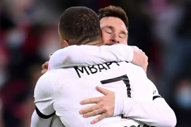 Messi enseña a Mbappé a cobrar tiros libres (VIDEO)