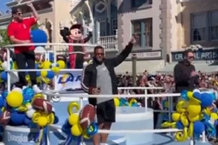 Los Rams festejan su título de la NFL en Disneyland (VIDEO)