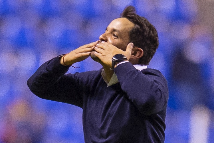 Larcamón llena de elogios a sus futbolistas tras vencer a Rayados 