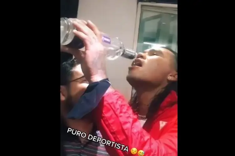 'Gullit' captado bebiendo... ¡Directo de la botella! (VIDEO)