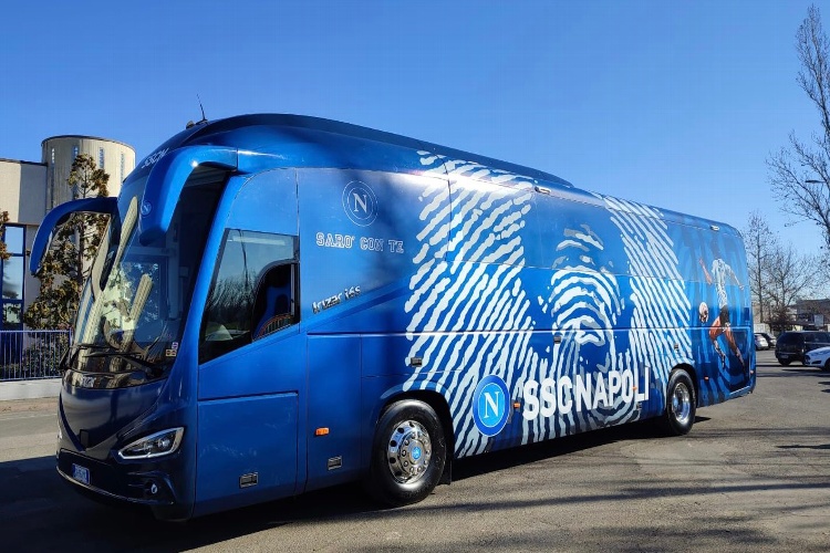 El nuevo autobús del Napoli dedicado a Maradona