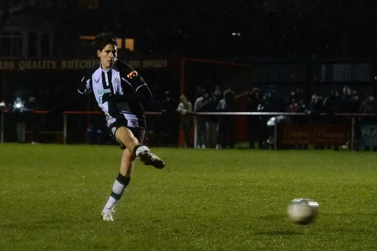 Santiago Muñoz anota su primer gol con el Newcastle