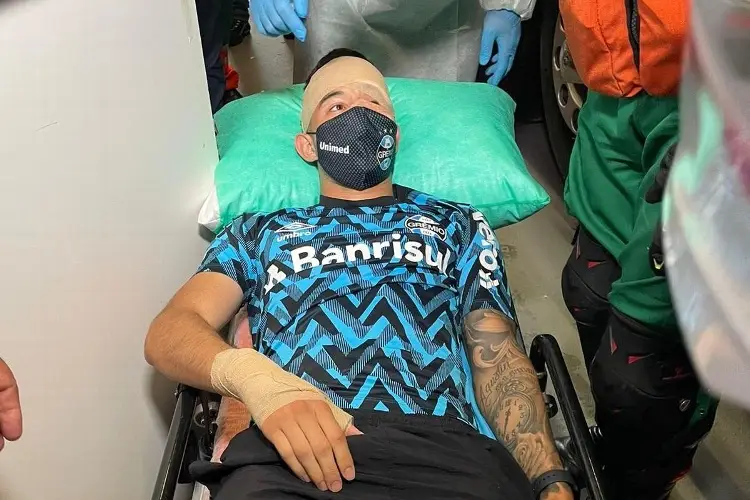 Jugador del Gremio de Brasil termina en hospital tras agresión (VIDEO)