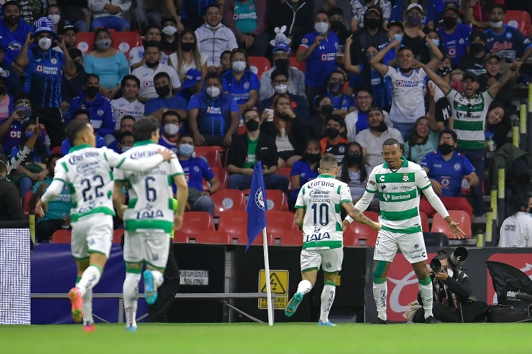 Santos se impone a Cruz Azul con gol de último minuto