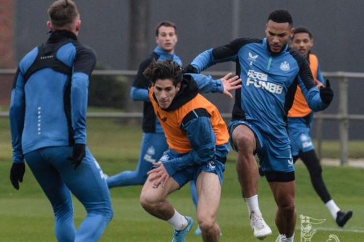 'Santi' Muñoz cerca de debutar en la Premier League